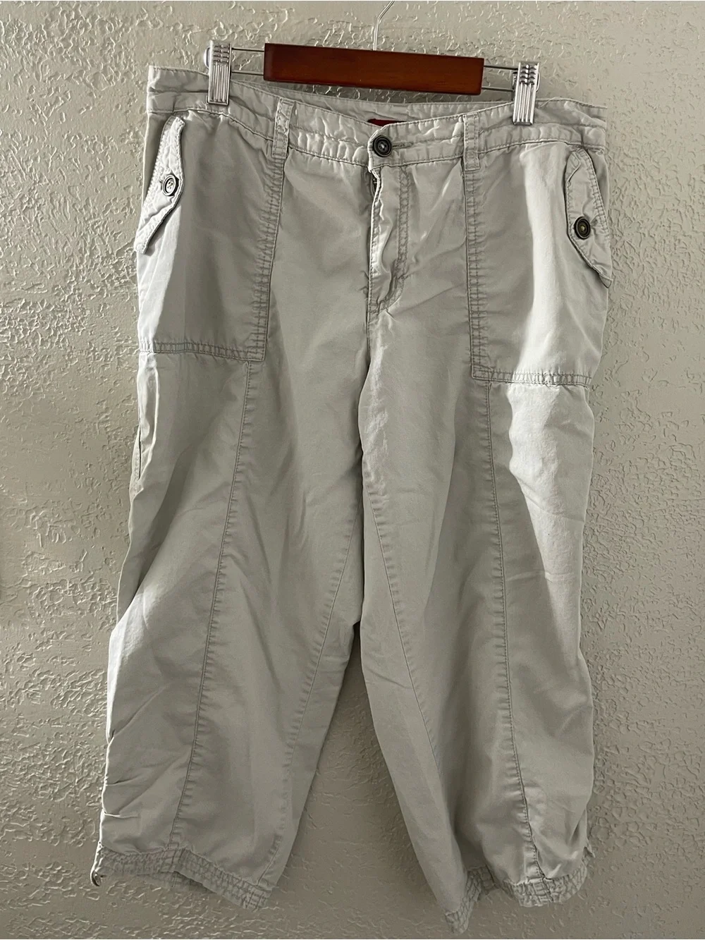 Merona Women’s Casual Relaxed Fit Light Tan Cargo Capris Size 12